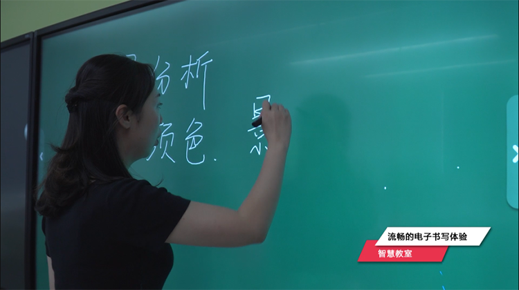 尊龙时凯黄淮学院智慧教室：智能交互平板电子书写体验